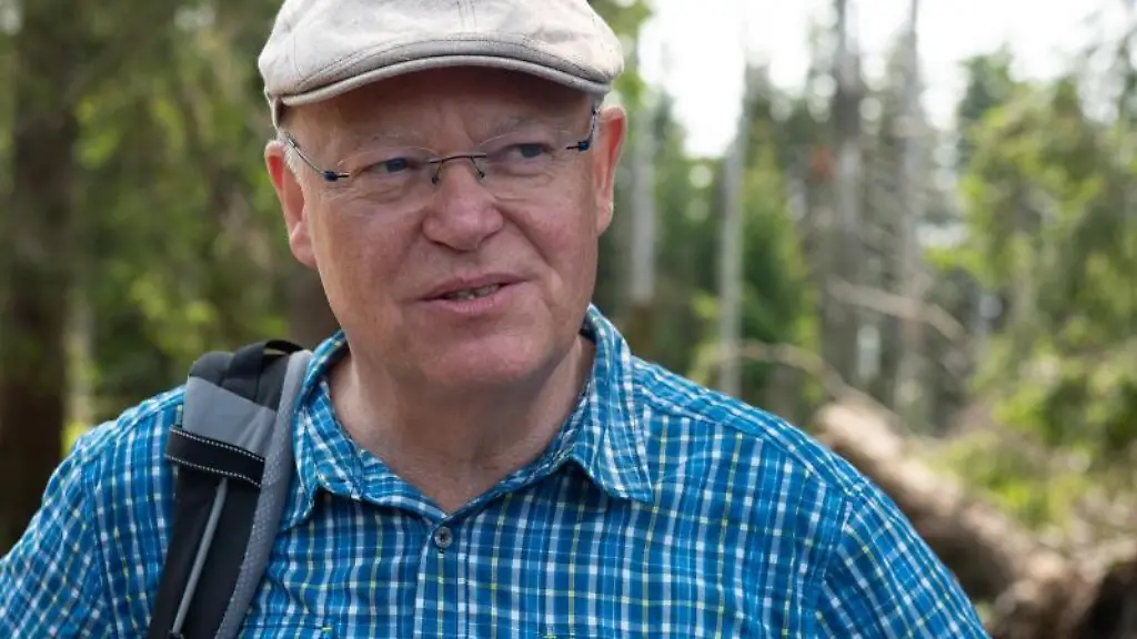 Niedersachsens-Ministerpraesident-Stephan-Weil-steht-bei-einer-Brockenwanderung-vor-Fichten