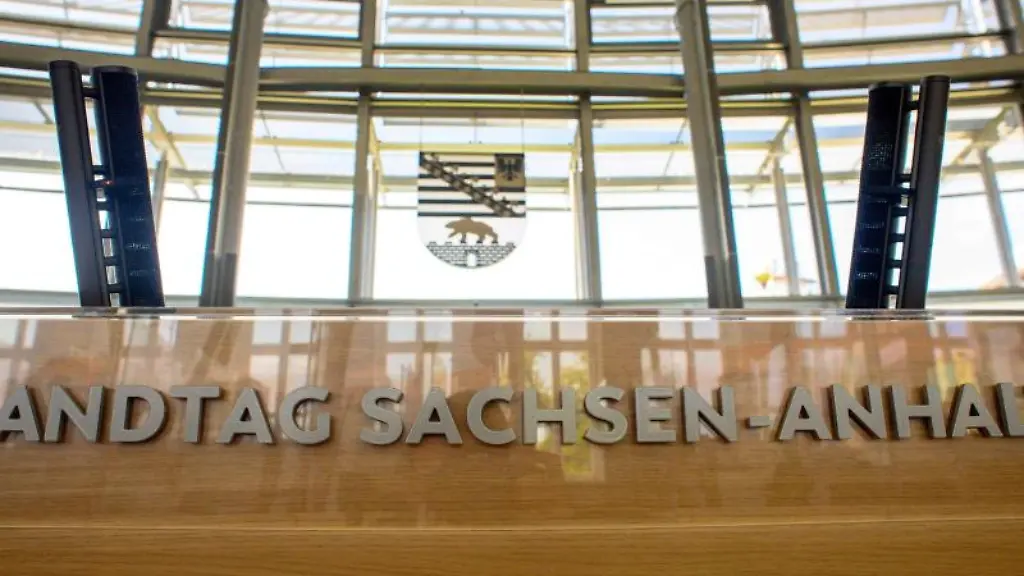 Das-Rednerpult-im-Plenarsaal-im-Landtag-von-Sachsen-Anhalt