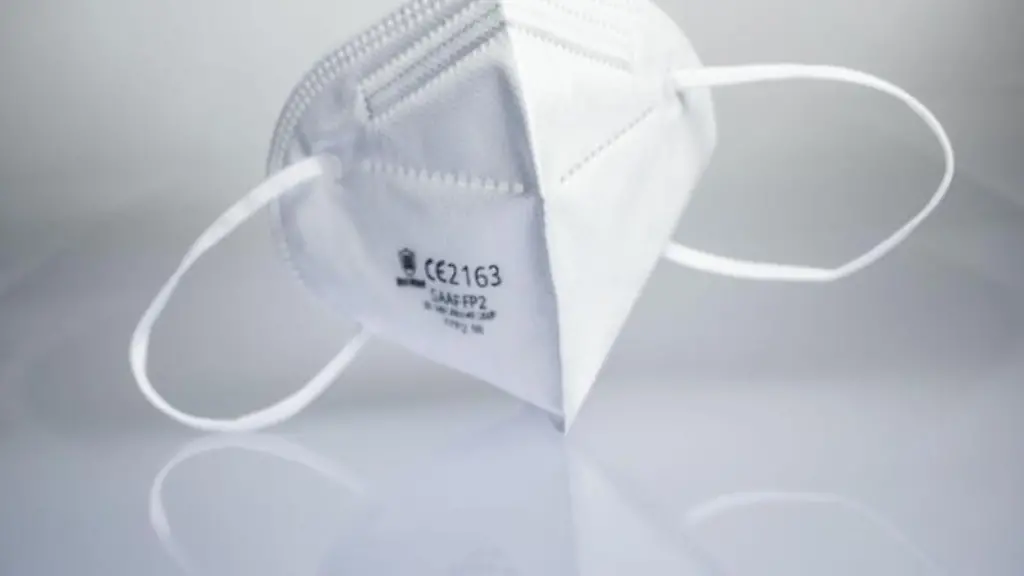 Eine-FFP2-Maske-liegt-auf-einem-Leuchttisch
