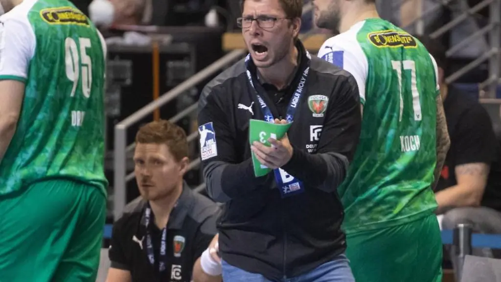 Berlins-Trainer-Jaron-Siewert-schreit-am-Spielfeldrand