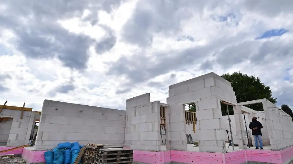 Suleman-Malik-Sprecher-der-Thueringer-Ahmadiyya-Gemeinde-steht-im-Rohbau-der-neuen-Moschee-der-Ahmadiyya-Muslim-Jamaat