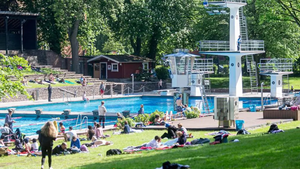 Badegaeste-geniessen-einen-Fruehsommertag-im-Kaifu-Bad-in-Hamburg