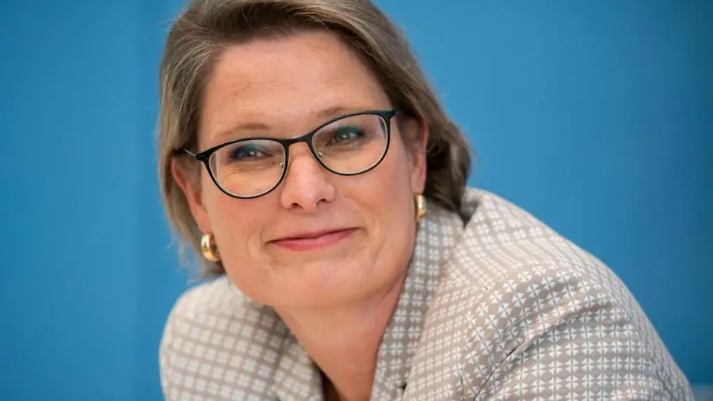 Stefanie-Hubig-SPD-Bildungsministerin-in-Rheinland-Pfalz-laechelt