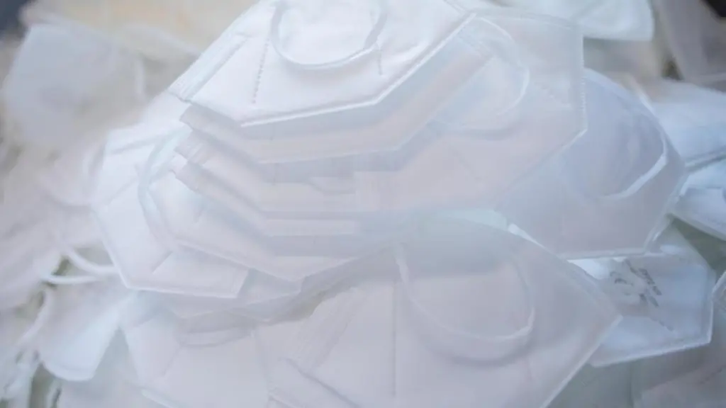 Zahlreiche-FFP2-Schutzmasken-liegen-auf-einem-Stapel