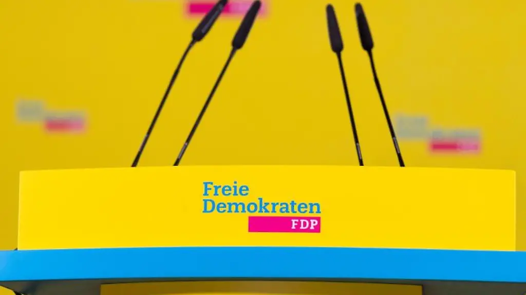 Ein-Podest-mit-dem-Logo-der-FDP