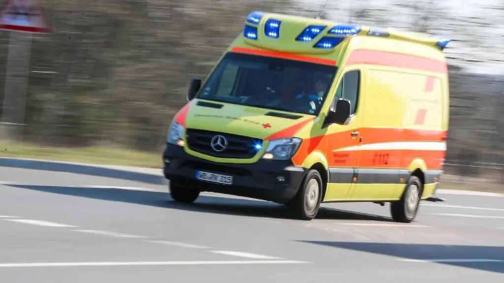 Ein-Krankenwagen-ist-mit-Blaulicht-im-Einsatz