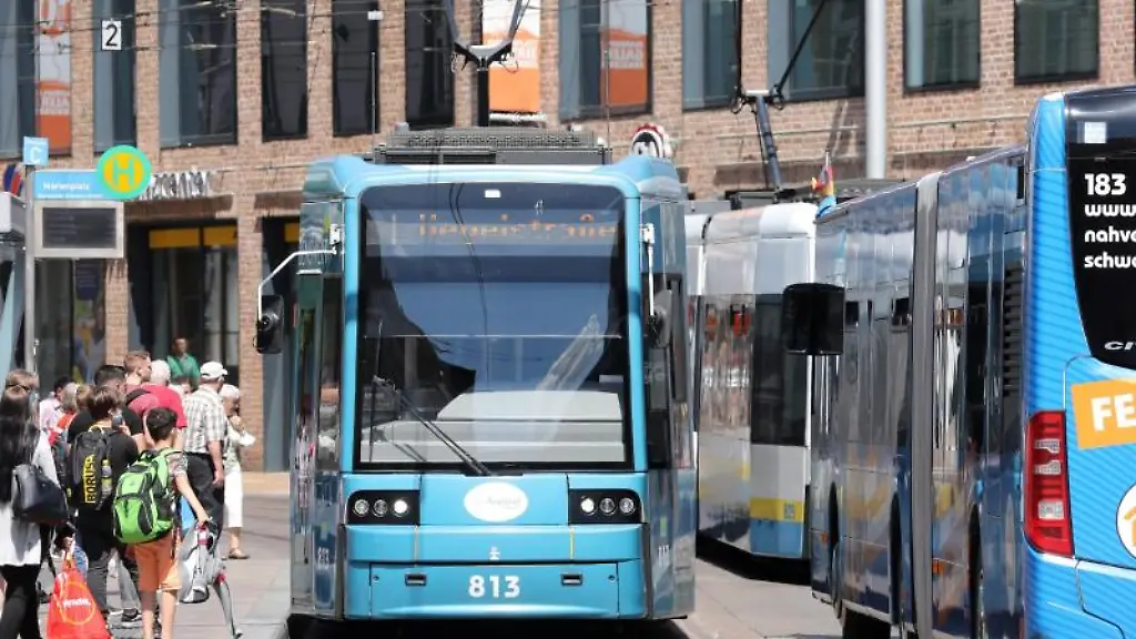 Zwei-Strassenbahnen-und-ein-Bus-verkehren-auf-dem-Marienplatz