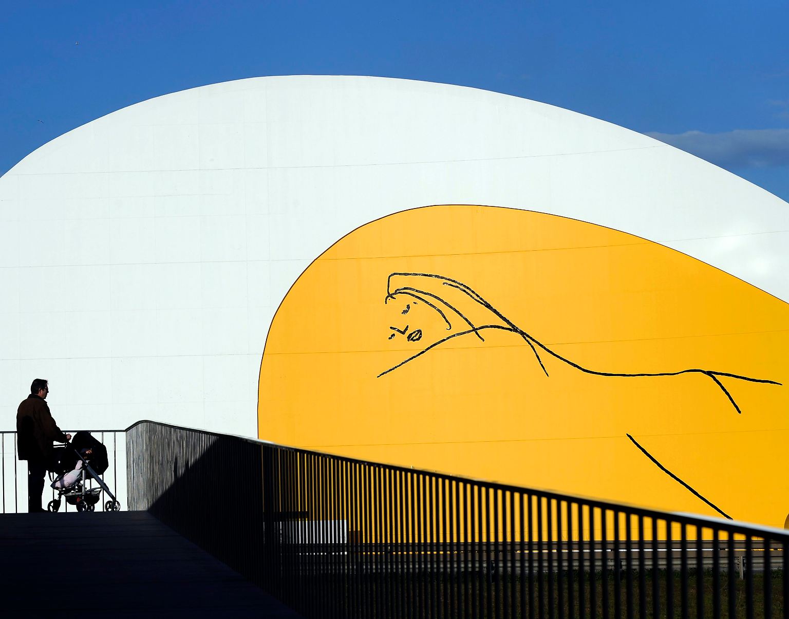 Die 100 längst überschritten und immer noch äußerst aktiv und kreativ: Oscar Niemeyer meldet sich mit einem spektakulären Gebäudekomplex in der Architekturwelt zurück - obwohl er nie wirklich weg war.