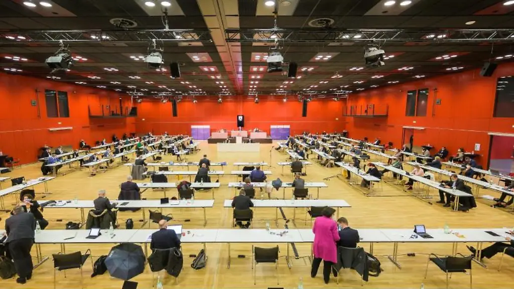 Die-Abgeordneten-sitzen-im-Landtag-von-Rheinland-Pfalz-auf-ihren-Plaetzen