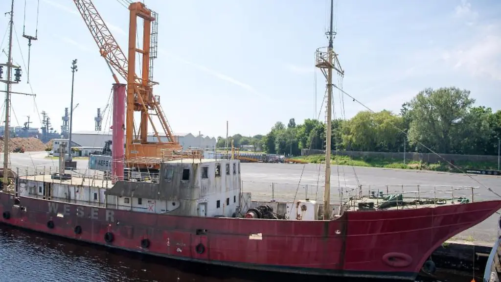 Die-sanierungsbeduerftige-Weser-liegt-im-Hafen