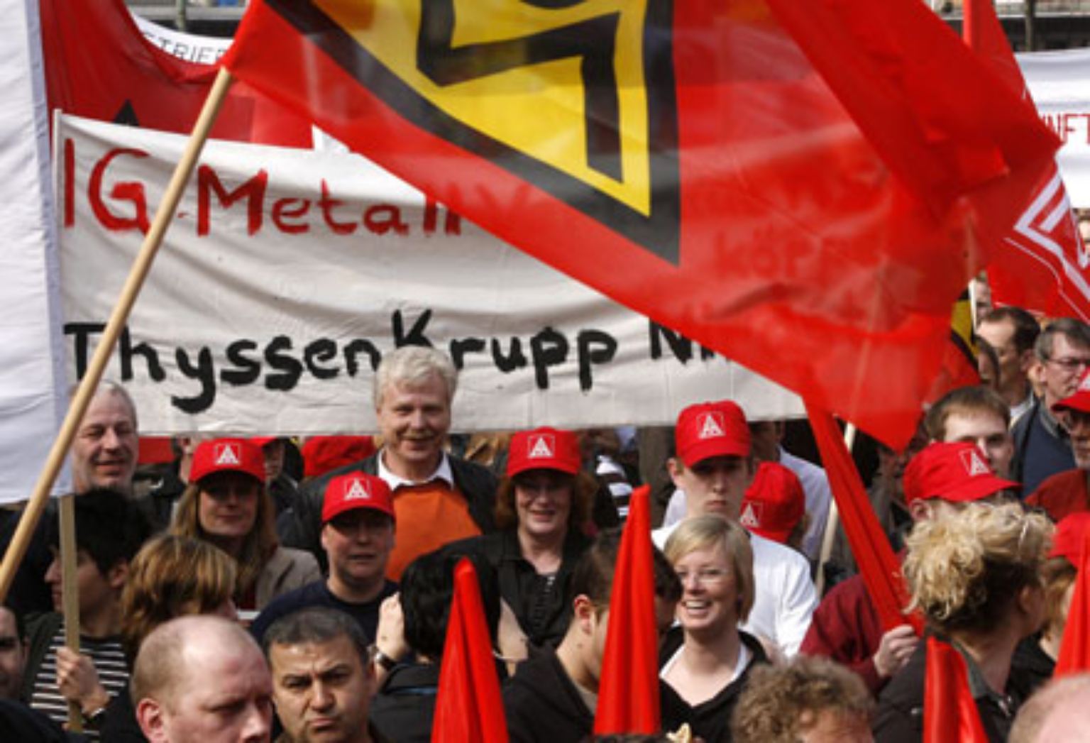 In Duisburg haben am Montag Tausende ThyssenKrupp-Mitarbeiter gegen den geplanten Stellenabbau bei Deutschlands größtem Stahlkonzern protestiert.
