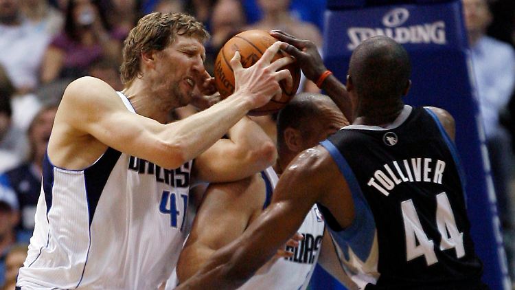 Kampf um den Ball: Dirk Nowitzki ringt mit Minnesotas Anthony Tolliver.
