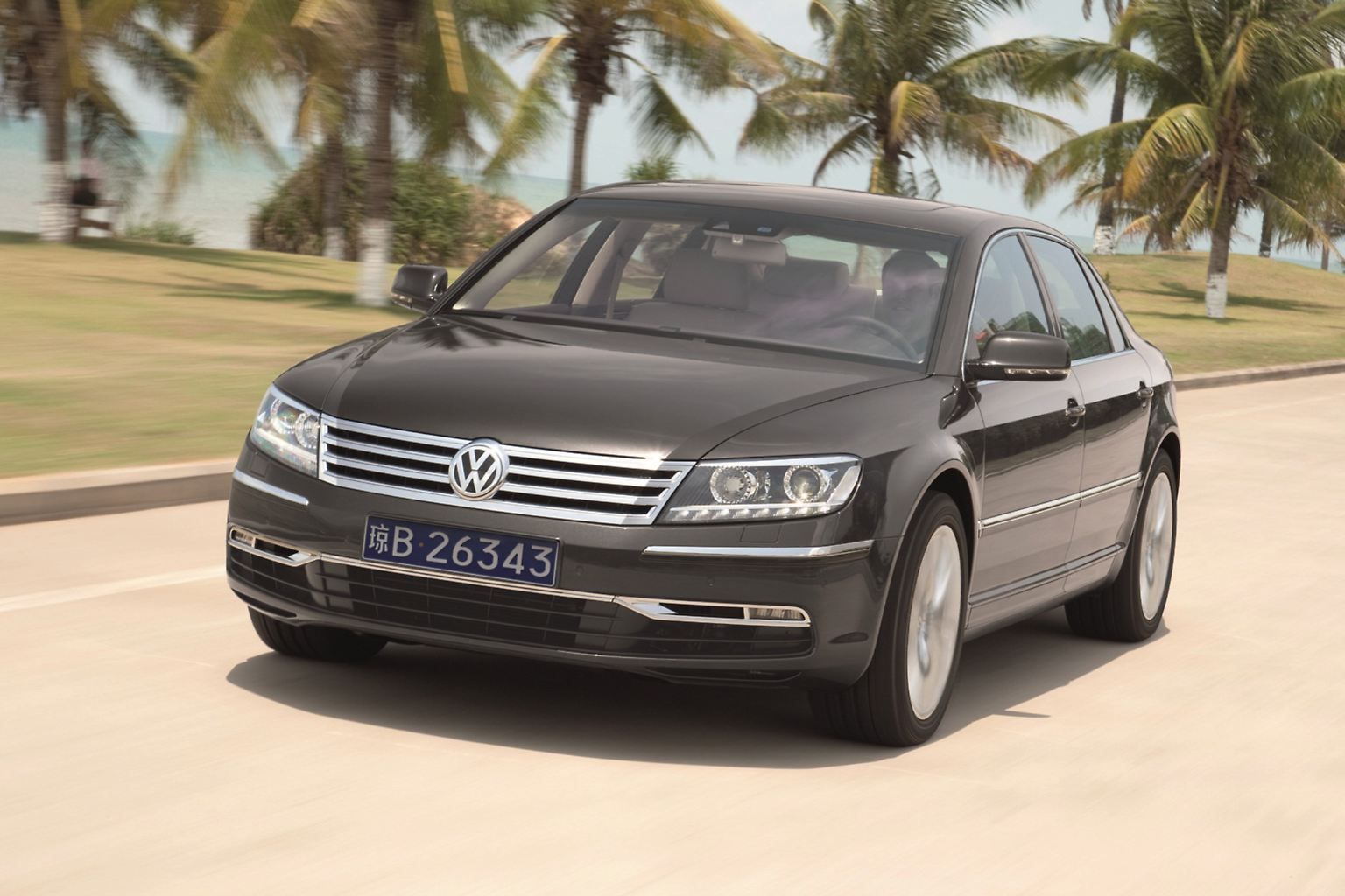 Platz 10. Der VW Phaeton ist wohl die Oberklasse-Limousine mit dem geringsten Großmann-Faktor in Deutschland. Der häufig unterschätzte Edel-Wolfsburger bringt es in der Langversion aber immerhin auf 5,18 Meter von Stoßstange zu Stoßstange (Kurzversion 5,06 Meter). Der Abstand zum Passat ist beträchtlich. Preis für die Langversion: ab 75.200 Euro.