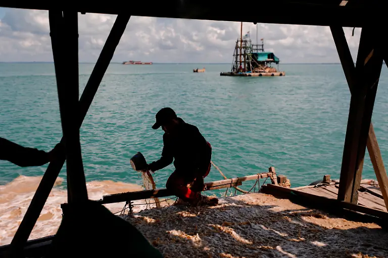 2021-06-07T230111Z-917778760-RC2Q6N9QGGV0-RTRMADP-3-INDONESIA-TIN