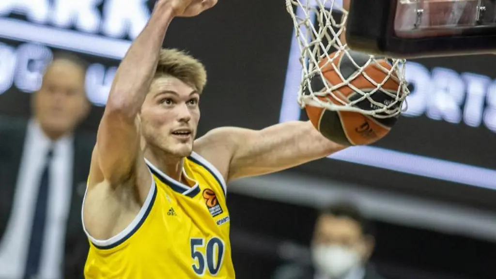 Ben-Lammers-legt-den-Ball-in-den-Korb