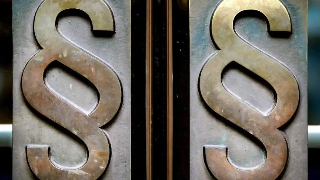 Paragrafen-Symbole-sind-an-Tuergriffen-am-Eingang-zum-Landgericht-Bonn-angebracht