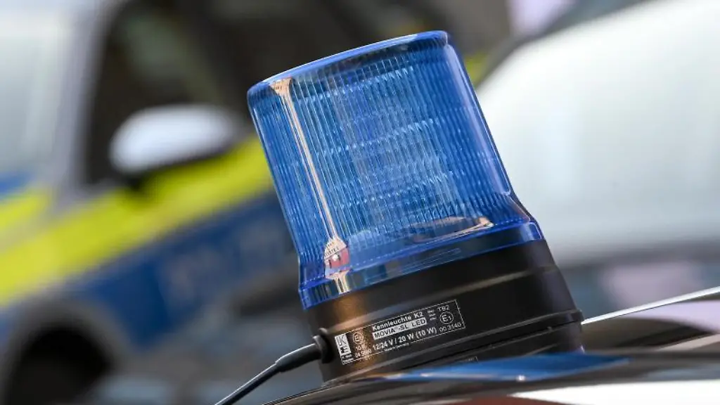Ein-Blaulicht-ist-auf-dem-Dach-eines-Einsatzfahrzeuges-der-Polizei-zu-sehen