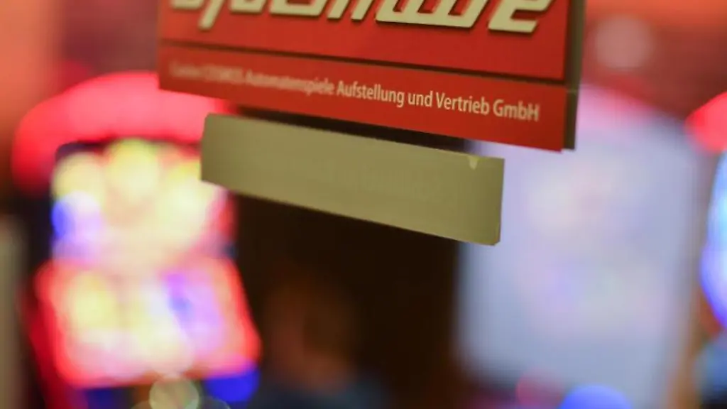 Ein-Aufkleber-mit-der-Aufschrift-Spielhalle-an-einer-Glastuer