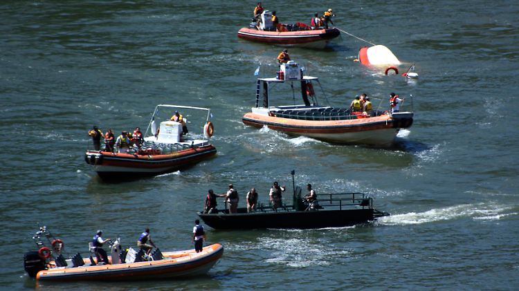 Ein aufblasbares Boot (rechts oben) war gekentert, zwei Touristen ertranken.