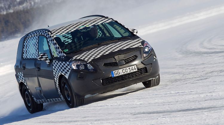 Unterwegs im Tarnkleid: Der Opel Zafira dreht hoch im Norden seine Testrunden.
