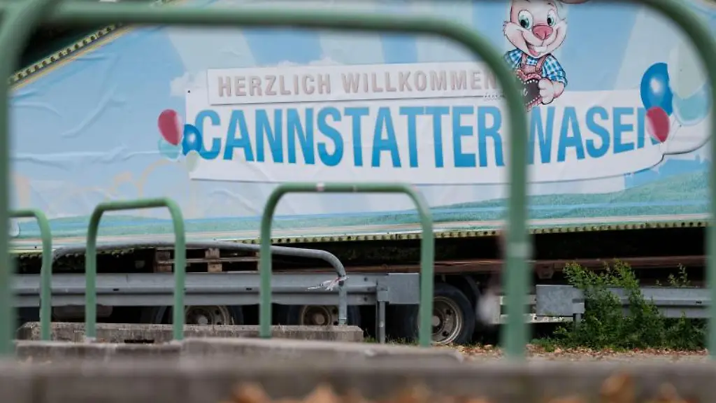 Ein-Bauteil-mit-der-Aufschrift-Herzlich-Willkommen-Cannstatter-Wasen-steht-auf-dem-Wasengelaende