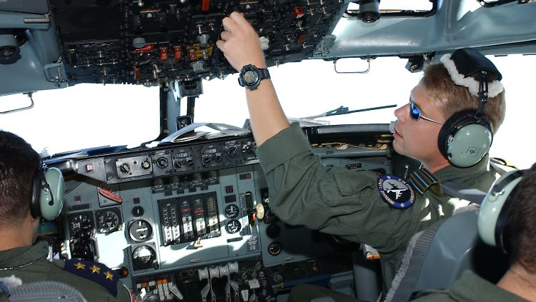 Piloten im Cockpit eines Awacs-Aufklärungsflugzeugs (Archivfoto).