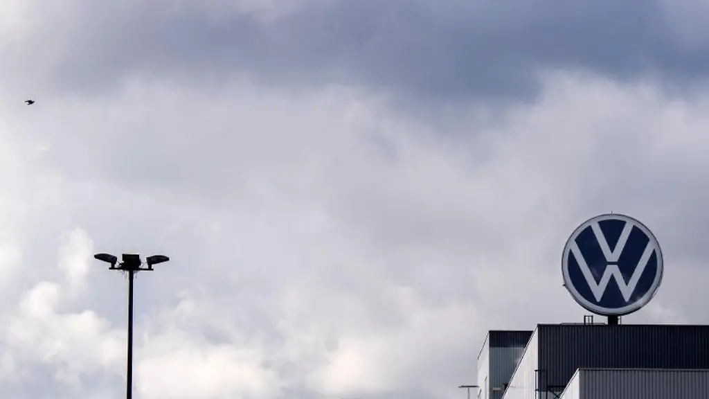 Ein-Logo-von-Volkswagen-dreht-sich-auf-einem-Werk