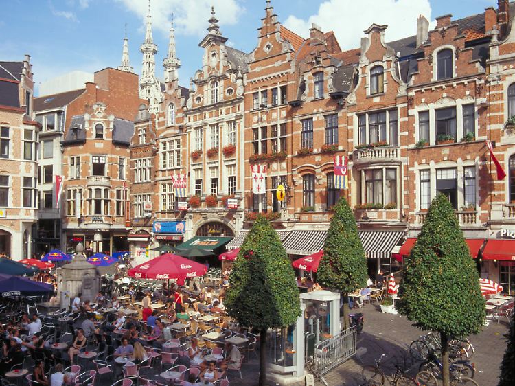 Leuven ist eine Stadt, in der es sich viele gut gehen lassen - in den Kneipen und Cafés sitzen Touristen genauso gerne wie Studenten.