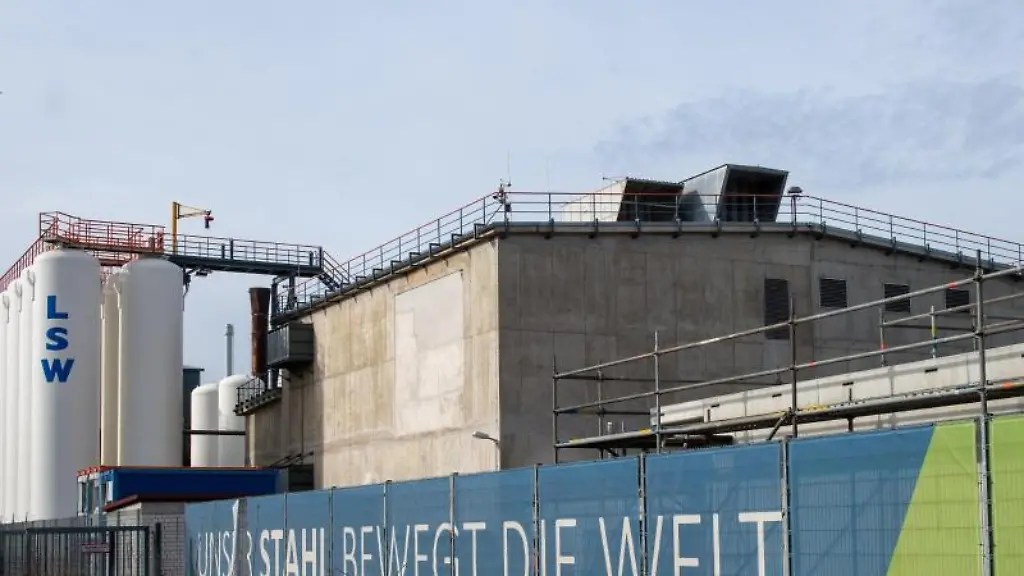 Vor-den-Lech-Stahlwerken-haengt-ein-Transparent-mit-der-Aufschrift-Unser-Stahl-bewegt-die-Welt