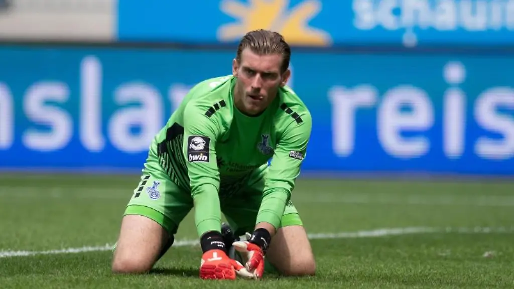 Duisburgs-Torhueter-Leo-Weinkauf-kniet-auf-dem-Rasen