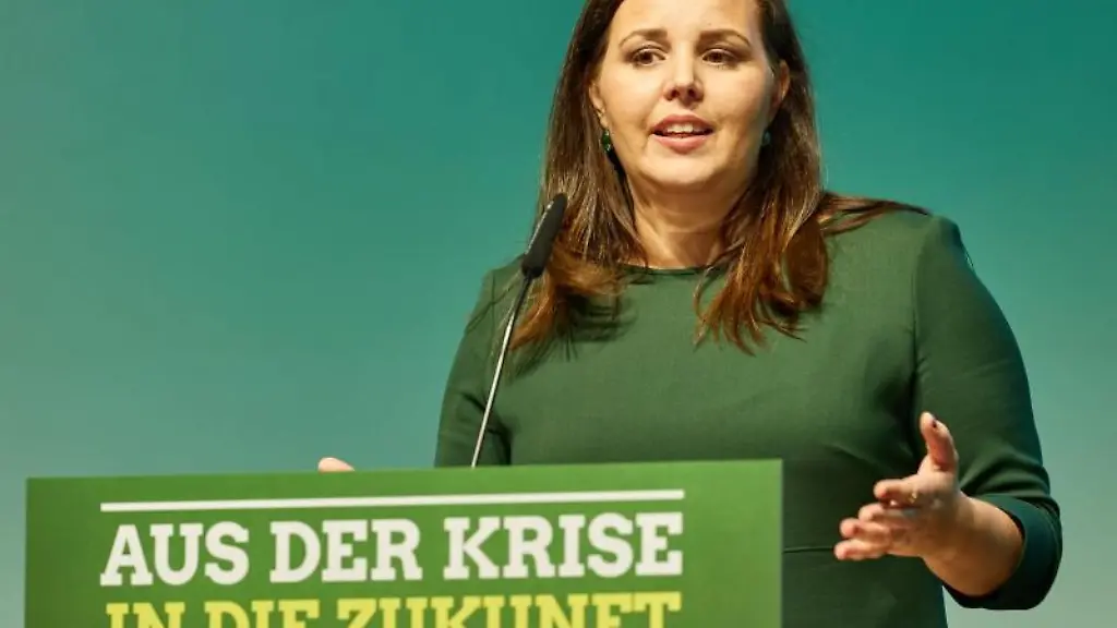 Anna-Gallina-Vorsitzende-von-Buendnis-90-Die-Gruenen-Hamburg-spricht
