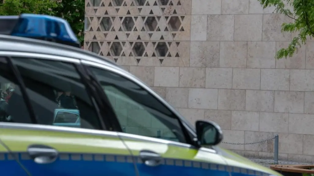 Vor-der-Synagoge-in-Ulm-steht-ein-Polizeiauto