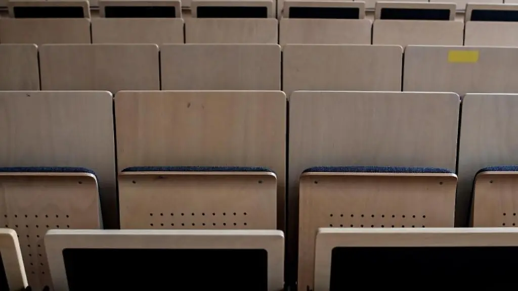 Abstandsmarkierungen-sind-in-einem-Hoersaal-zu-sehen