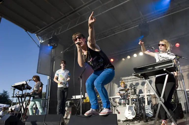 natalieportmansshavedhead