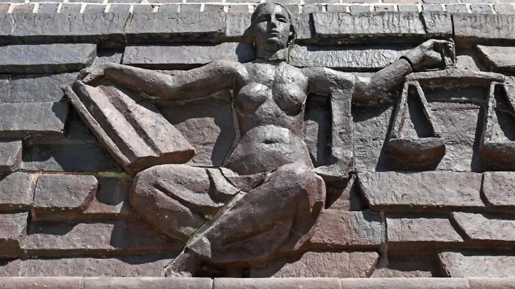 Blick-auf-die-Justitia-ueber-dem-Eingang-eines-Landgerichts