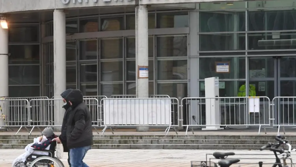 Blick-auf-das-Hauptgebaeude-der-Unimedizin-Greifswald