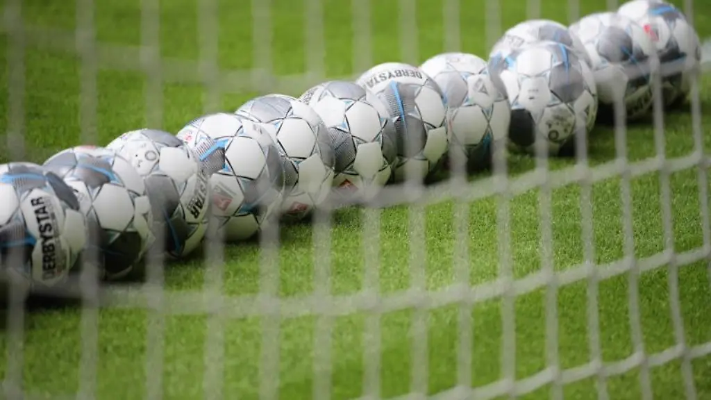 Fussbaelle-liegen-im-Tor