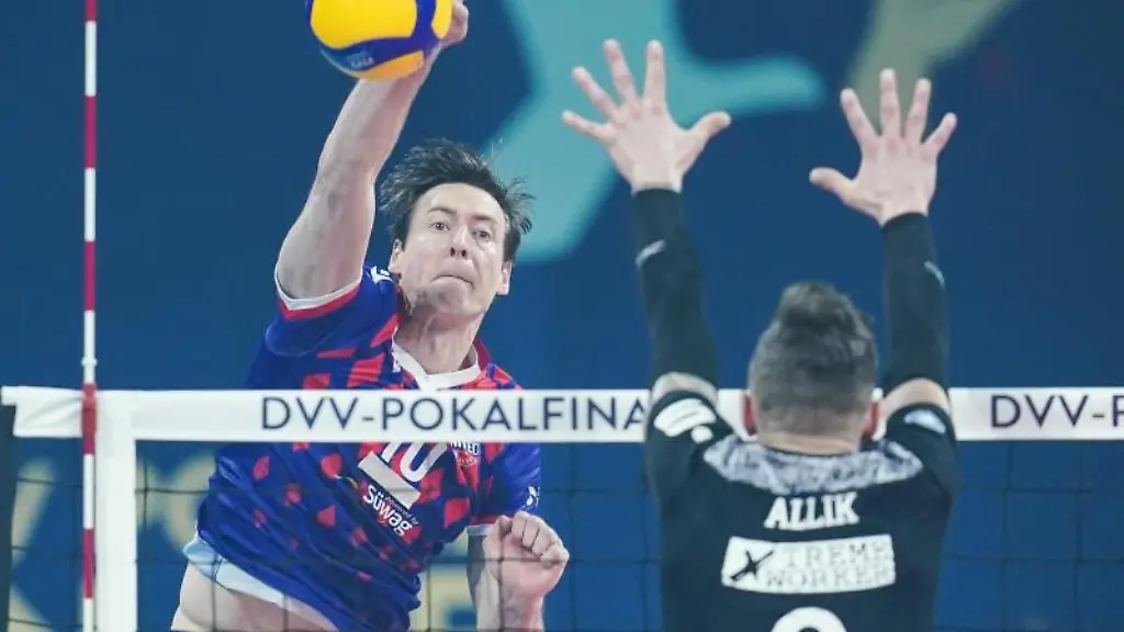 Frankfurts-Jochen-Schoeps-l-schmettert-am-Block-von-Bestensees-Karli-Allik-vorbei