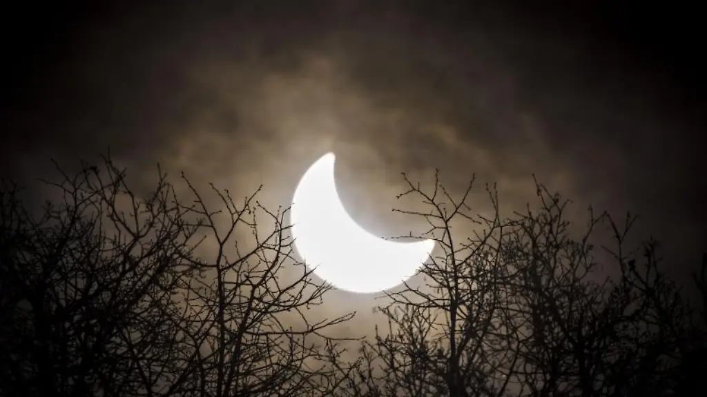 Der-Mond-hat-sich-vor-die-Sonne-geschoben