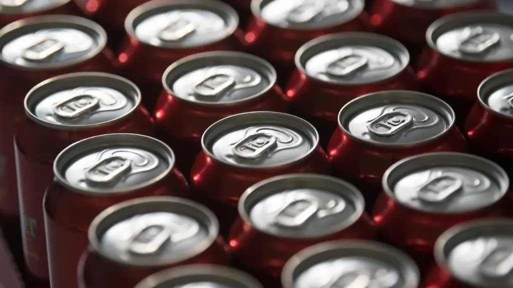 Bierdosen-stehen-zum-Verkauf-bereit