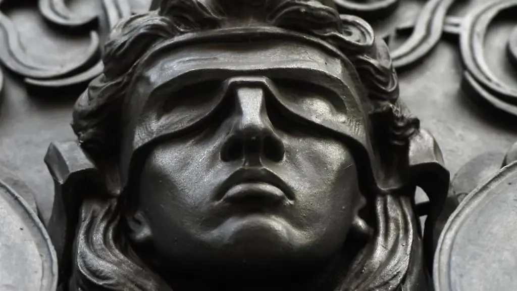 Eine-Figur-der-blinden-Justitia