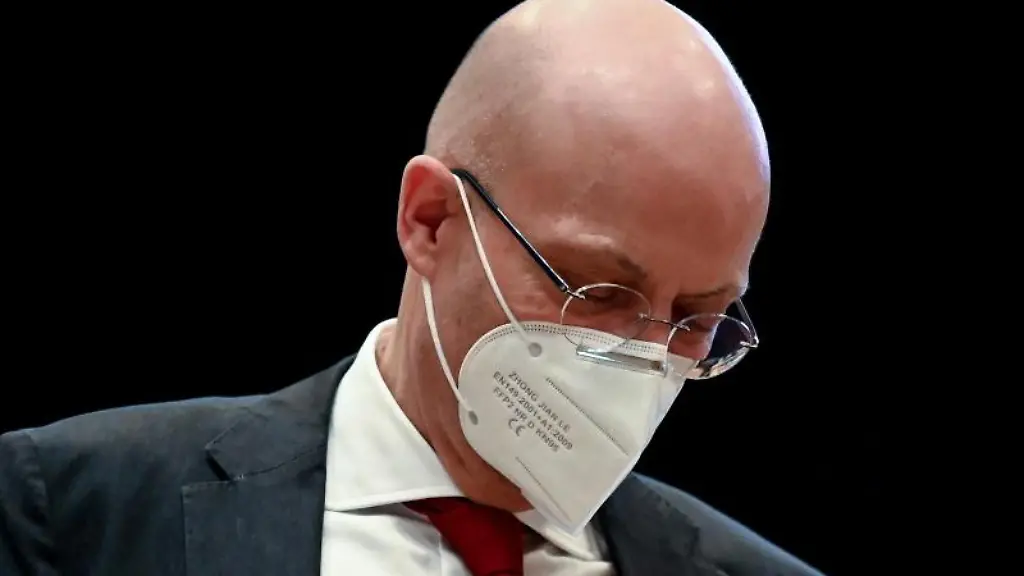 Halles-Oberbuergermeister-Bernd-Wiegand-waehrend-einer-Sitzung-des-Stadtrates