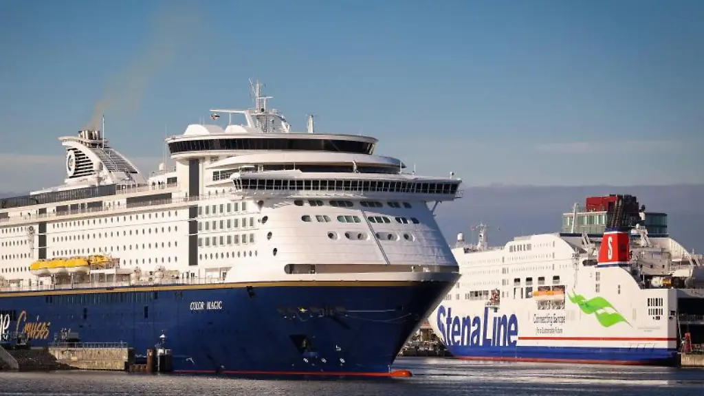 Die-Norwegen-Faehre-Color-Magic-l-der-Reederei-Color-Line-Cruises-macht-am-Color-Line-Terminal-fest