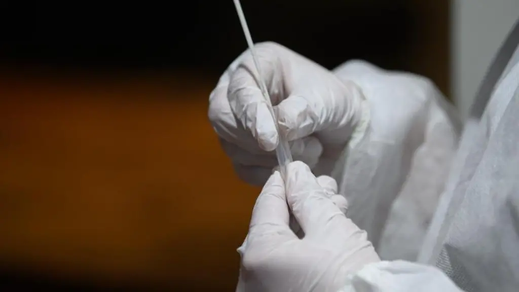 Ein-Corona-Schnelltest-wird-in-einer-Teststation-aufbereitet