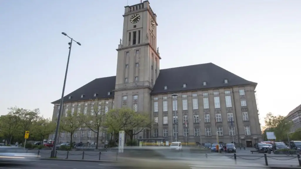 Blick-auf-das-Rathaus-Schoeneberg