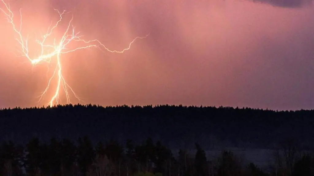 Blitze-zucken-in-der-Naehe-von-Jena-vom-Himmel