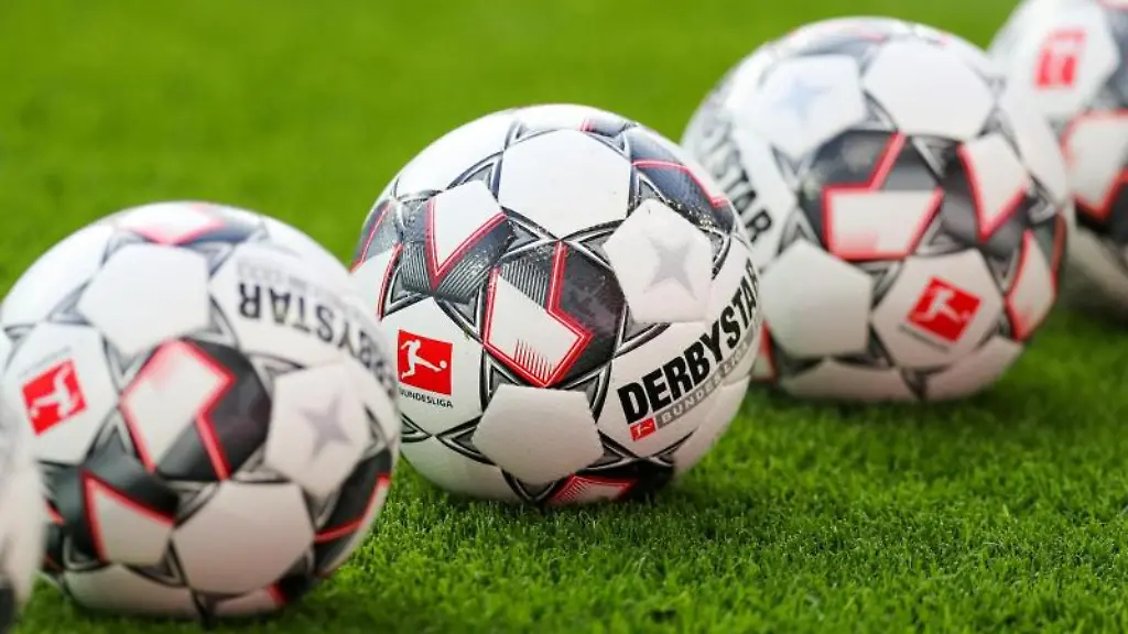 Eine-Reihe-von-Fussbaellen-auf-dem-Rasen