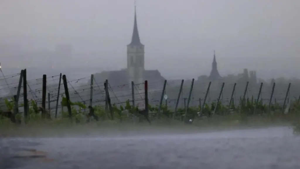 Im-Starkregen-liegen-die-Weinberge-am-Schwanberg-vor-dem-Kirchturm-des-Ortes