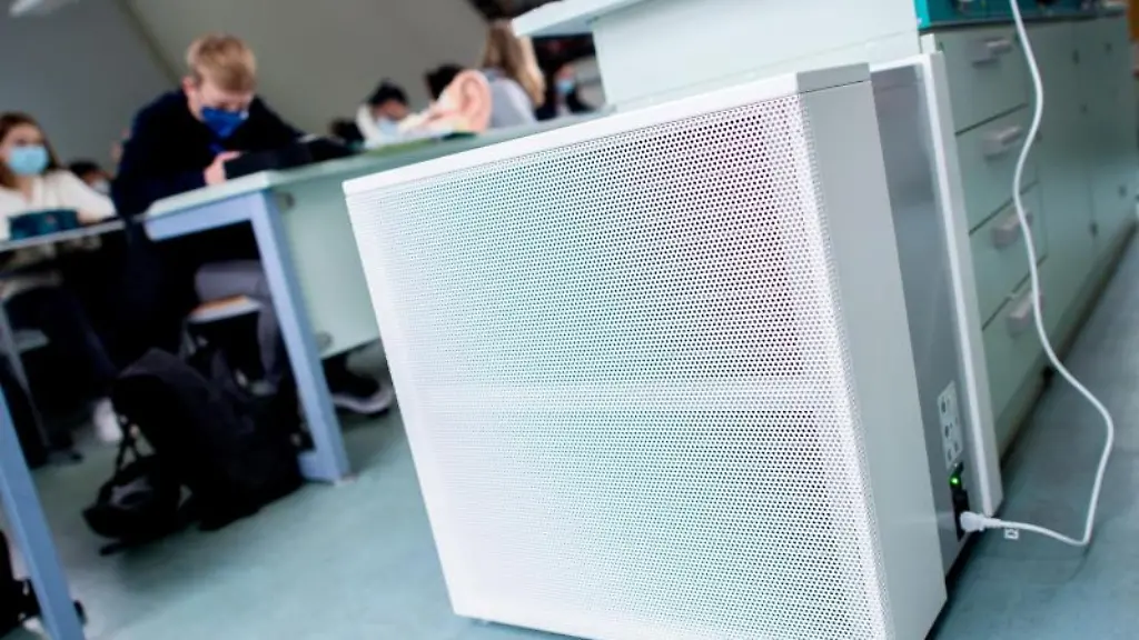 Ein-Luftfiltergeraet-steht-in-einem-Fachraum-eines-Gymnasiums