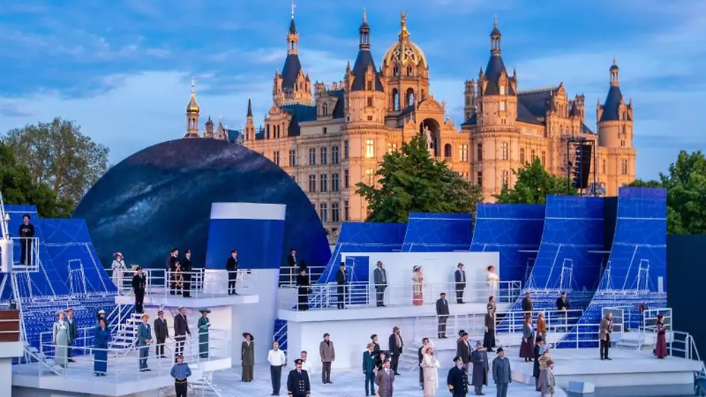 Schauspieler-und-Taenzer-spielen-im-Musical-Titanic-auf-der-Buehne-der-Schlossfestspiele-Schwerin